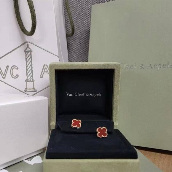 Van Cleef & Arpels black earrings come with a set of red earrings - Picture 9 of 9